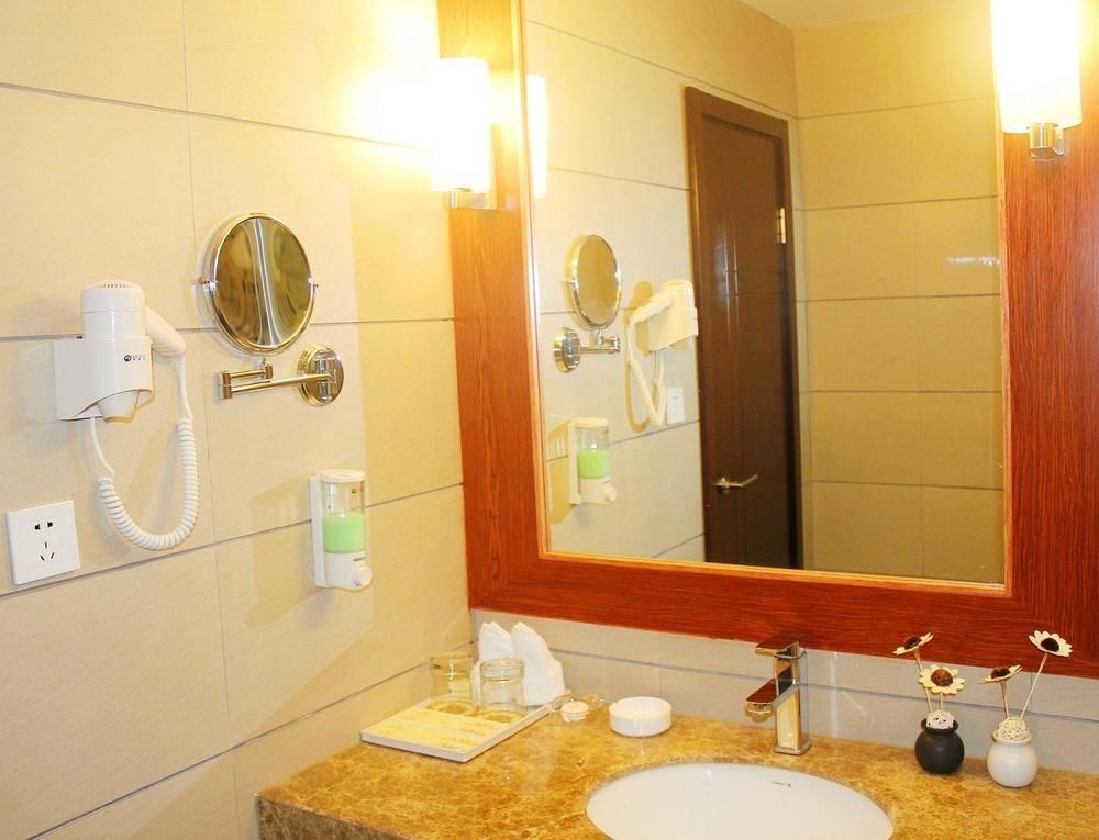 Chengdu Ronghome Hotel Exterior photo
